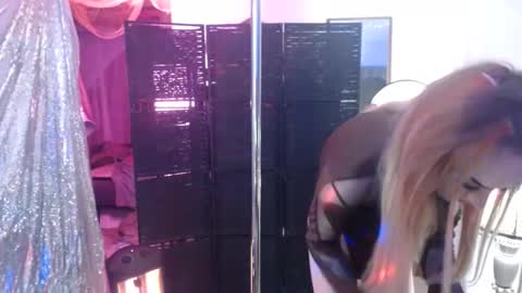 Snapshot of halovalentine chatting on 10-17-25, 10:01 halovalentine online show from 10-17-25, 10:01