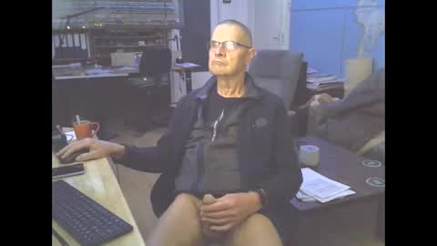 Snapshot of hamto65 chatting on 12-19-24, 09:17 Prefer men 80 online show from 12-19-24, 09:17