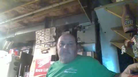 Snapshot of handiemanhere chatting on 12-22-25, 04:31 naked man online show from 12-22-25, 04:31