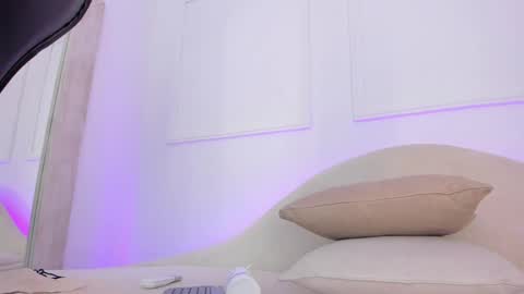 Snapshot of hanna_moonlight_ chatting on 02-26-25, 11:15 Hanna online show from 02-26-25, 11:15