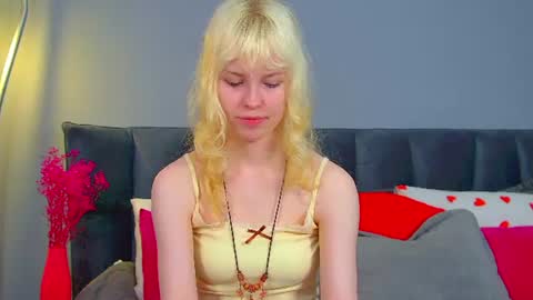Snapshot of hannahhollis chatting on 06-18-26, 09:14 Hannah online show from 06-18-26, 09:14