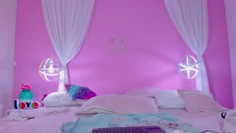 Snapshot of hannahpage chatting on 12-24-24, 09:55 Hannah online show from 12-24-24, 09:55