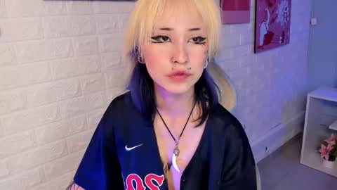 Snapshot of hannahpage chatting on 11-19-25, 12:27 Hannah online show from 11-19-25, 12:27