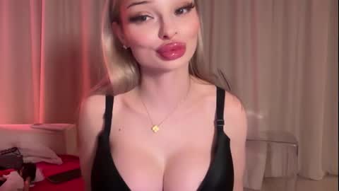 Snapshot of hannaxlovex chatting on 11-19-25, 04:07 FREE LIMITED online show from 11-19-25, 04:07