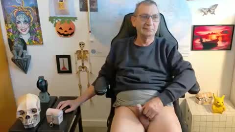 Snapshot of hansi63 chatting on 09-28-25, 11:37 charly online show from 09-28-25, 11:37