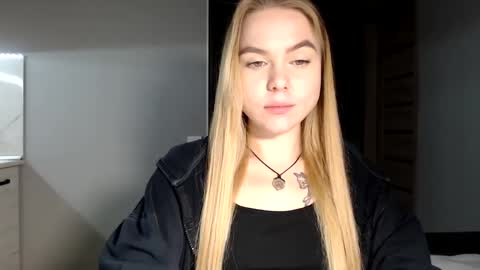 happy_fox_ online show from 12-19-24, 10:42