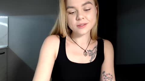 happy_fox_ online show from 01-14-25, 07:43