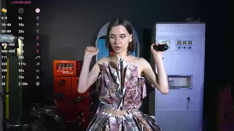 Snapshot of happynewdear chatting on 10-25-25, 03:18 Evy online show from 10-25-25, 03:18