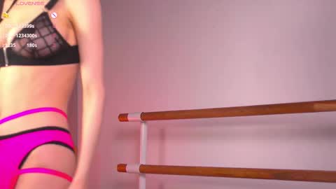 Snapshot of happynewdear chatting on 11-24-25, 12:21 Evy online show from 11-24-25, 12:21