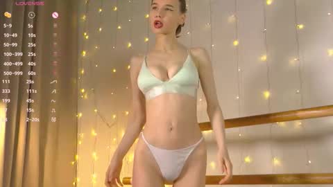 Snapshot of happynewdear chatting on 02-20-26, 12:51 Evy online show from 02-20-26, 12:51