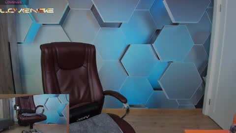 Snapshot of hard_and_juici chatting on 05-27-26, 03:31 Steve online show from 05-27-26, 03:31