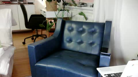 Snapshot of hard_out_here chatting on 10-12-25, 10:42 Chris online show from 10-12-25, 10:42