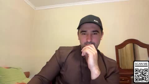 Snapshot of hard_to_obey chatting on 12-15-25, 06:56 Vadim online show from 12-15-25, 06:56