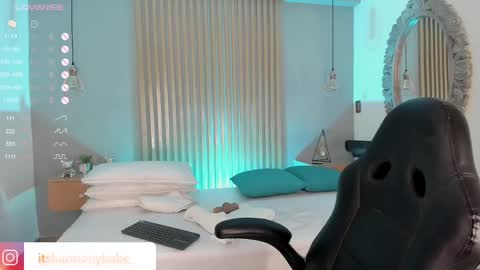 Snapshot of harmonybabe_ chatting on 03-08-25, 11:28 Harmony online show from 03-08-25, 11:28