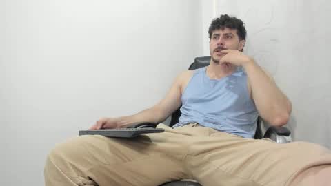 Snapshot of harrydaviss chatting on 11-10-25, 03:38 alpha online show from 11-10-25, 03:38