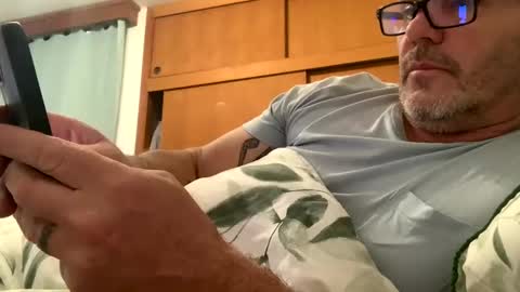 Snapshot of hawks2113 chatting on 02-24-25, 01:35 hawks2113 online show from 02-24-25, 01:35