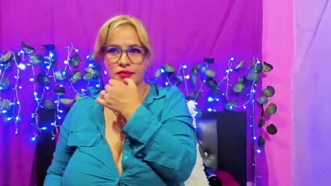 Snapshot of hazel_34 chatting on 03-02-25, 03:45 hazel online show from 03-02-25, 03:45