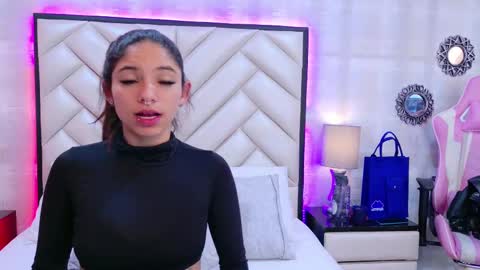 Snapshot of hazelmoret chatting on 09-19-25, 11:33 HazelMoret online show from 09-19-25, 11:33