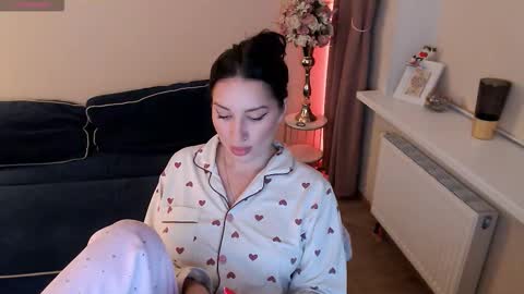 Snapshot of heaven_chloe chatting on 09-25-25, 08:01 Heaven girl online show from 09-25-25, 08:01