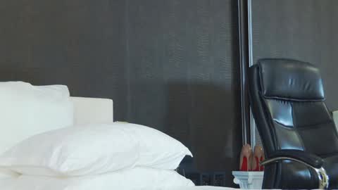 Snapshot of hefner_girl chatting on 12-04-24, 01:47 Helen online show from 12-04-24, 01:47