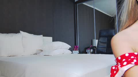 Snapshot of hefner_girl chatting on 12-14-24, 02:56 Helen online show from 12-14-24, 02:56