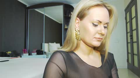 Snapshot of hefner_girl chatting on 01-19-25, 08:07 Helen online show from 01-19-25, 08:07