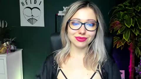 Snapshot of heidi_pleasure chatting on 12-27-24, 01:50 Heidi online show from 12-27-24, 01:50