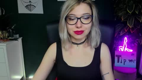 Snapshot of heidi_pleasure chatting on 01-22-25, 05:26 Heidi online show from 01-22-25, 05:26