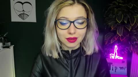 Snapshot of heidi_pleasure chatting on 01-23-25, 05:35 Heidi online show from 01-23-25, 05:35