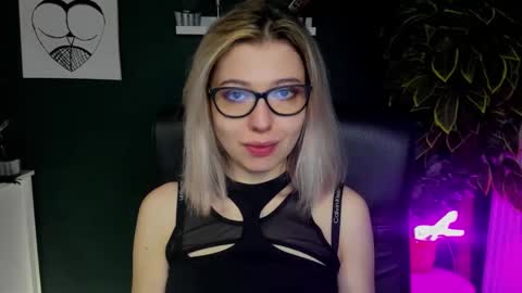 Snapshot of heidi_pleasure chatting on 01-24-25, 05:42 Heidi online show from 01-24-25, 05:42