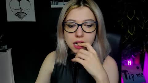 Snapshot of heidi_pleasure chatting on 01-27-25, 07:24 Heidi online show from 01-27-25, 07:24