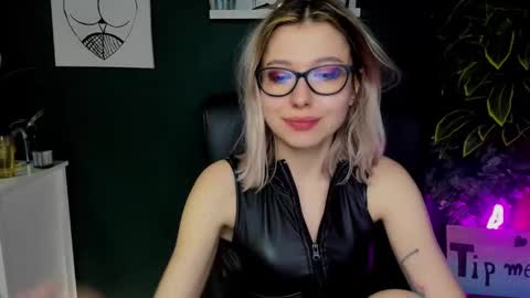 Snapshot of heidi_pleasure chatting on 01-28-25, 02:10 Heidi online show from 01-28-25, 02:10