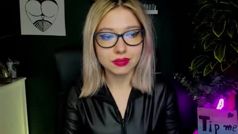 Snapshot of heidi_pleasure chatting on 01-30-25, 01:31 Heidi online show from 01-30-25, 01:31