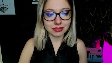 Snapshot of heidi_pleasure chatting on 02-18-25, 09:21 Heidi online show from 02-18-25, 09:21