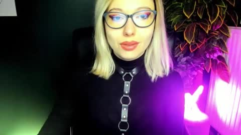 Snapshot of heidi_pleasure chatting on 02-20-25, 05:44 Heidi online show from 02-20-25, 05:44