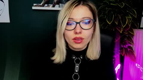 Snapshot of heidi_pleasure chatting on 02-20-25, 08:50 Heidi online show from 02-20-25, 08:50