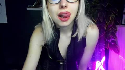 Snapshot of heidi_pleasure chatting on 02-24-25, 05:43 Heidi online show from 02-24-25, 05:43