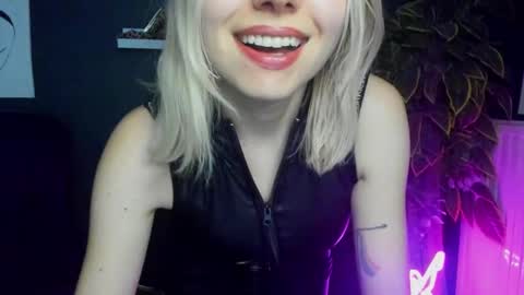 Snapshot of heidi_pleasure chatting on 02-24-25, 08:49 Heidi online show from 02-24-25, 08:49