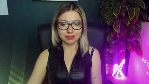 Snapshot of heidi_pleasure chatting on 02-24-25, 11:54 Heidi online show from 02-24-25, 11:54