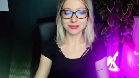 Snapshot of heidi_pleasure chatting on 02-25-25, 02:00 Heidi online show from 02-25-25, 02:00