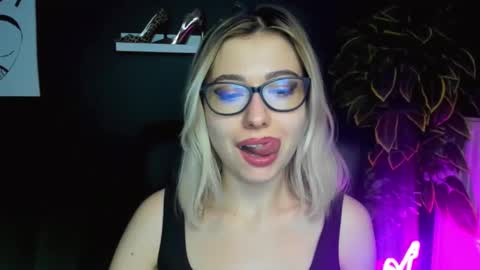 Snapshot of heidi_pleasure chatting on 02-26-25, 01:52 Heidi online show from 02-26-25, 01:52