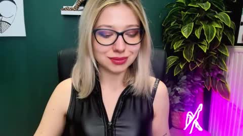 Snapshot of heidi_pleasure chatting on 03-06-25, 09:14 Heidi online show from 03-06-25, 09:14