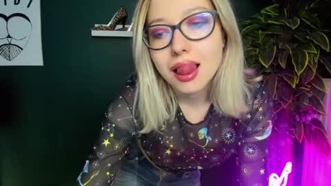 Snapshot of heidi_pleasure chatting on 03-07-25, 10:56 Heidi online show from 03-07-25, 10:56