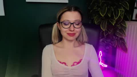 Snapshot of heidi_pleasure chatting on 03-12-25, 12:04 Heidi online show from 03-12-25, 12:04