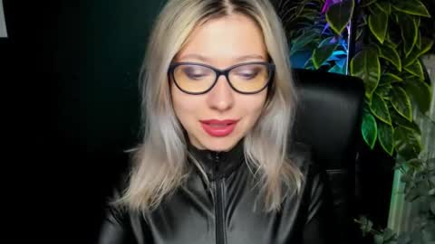 Snapshot of heidi_pleasure chatting on 09-15-25, 04:23 Heidi online show from 09-15-25, 04:23