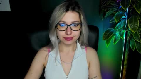 Snapshot of heidi_pleasure chatting on 09-22-25, 04:14 Heidi online show from 09-22-25, 04:14