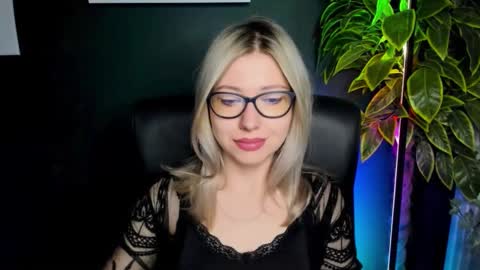 Snapshot of heidi_pleasure chatting on 09-24-25, 04:27 Heidi online show from 09-24-25, 04:27