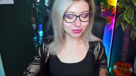 Snapshot of heidi_pleasure chatting on 10-28-25, 05:33 Heidi online show from 10-28-25, 05:33