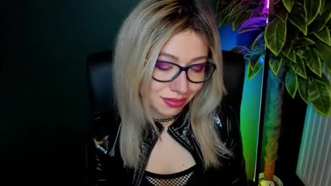 Snapshot of heidi_pleasure chatting on 11-28-25, 05:54 Heidi online show from 11-28-25, 05:54