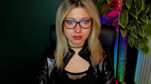 Snapshot of heidi_pleasure chatting on 11-29-25, 01:36 Heidi online show from 11-29-25, 01:36